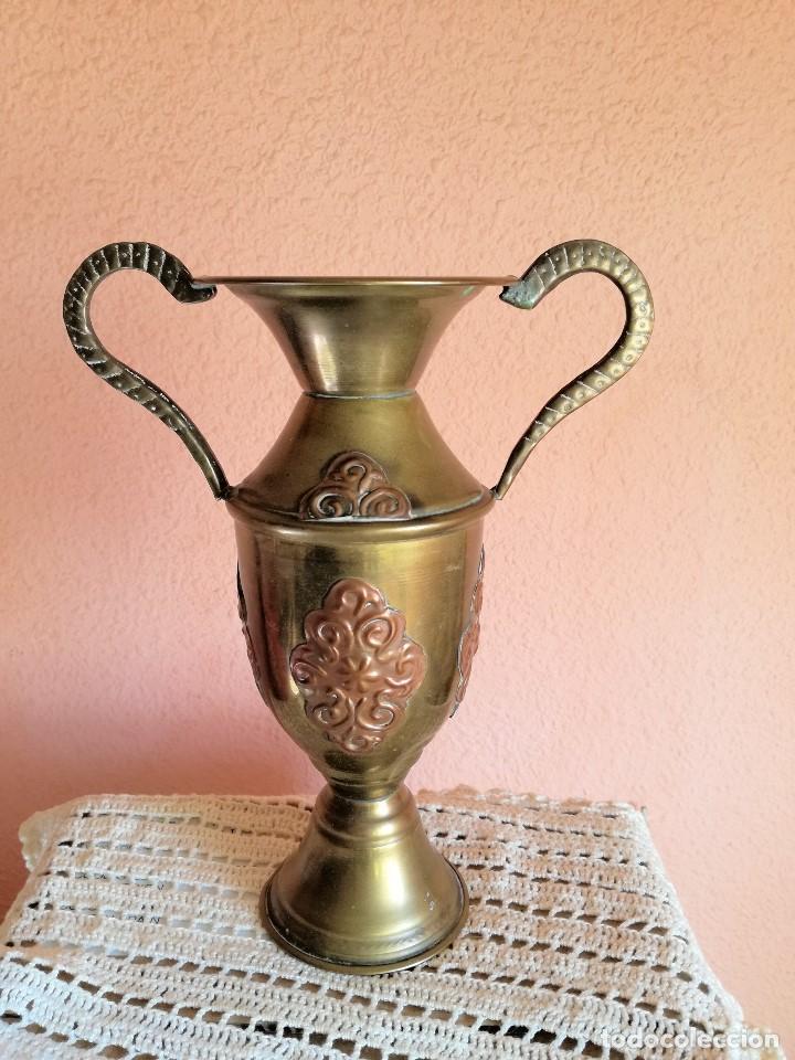 Antig&uuml;edades: ANTIGUO JARRON DE LATON Y COBRE - Foto 1