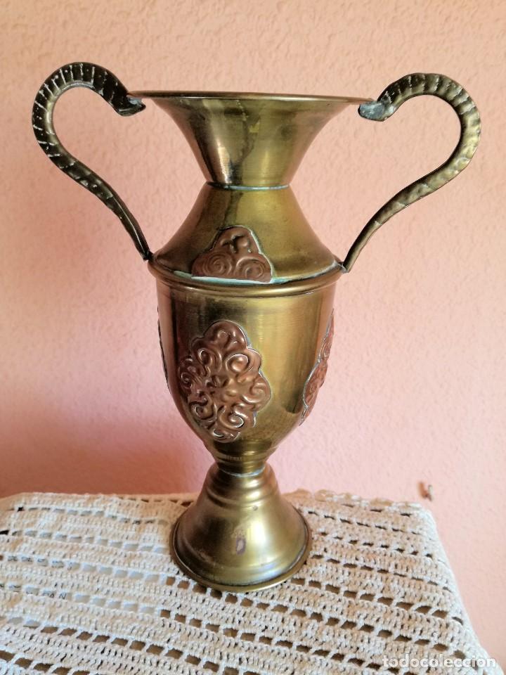 Antig&uuml;edades: ANTIGUO JARRON DE LATON Y COBRE - Foto 2