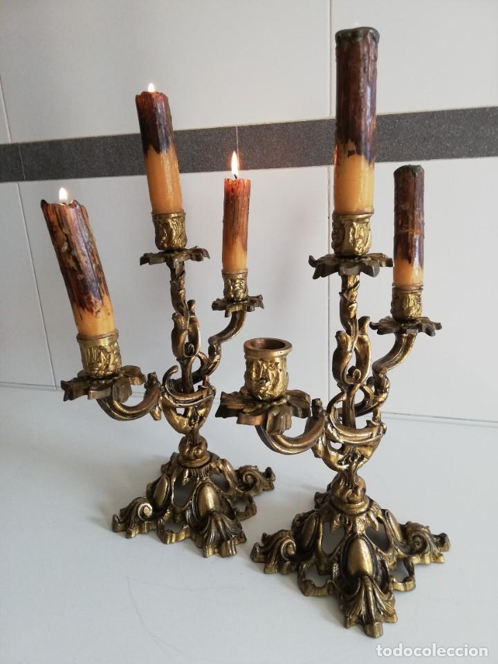 Antig&uuml;edades: Pareja de candelabros de 3 brazos de bronce. - Foto 1