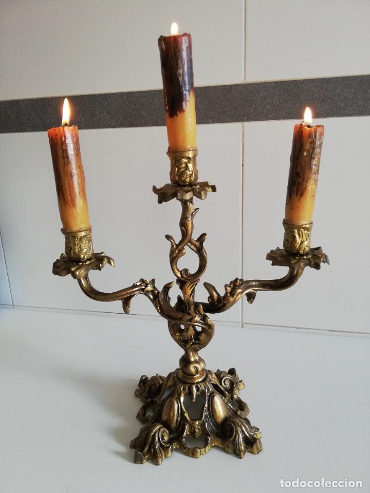 Antig&uuml;edades: Pareja de candelabros de 3 brazos de bronce. - Foto 2