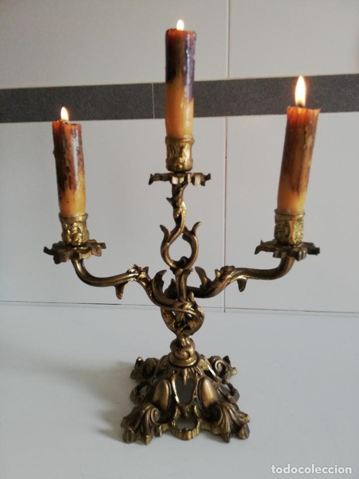 Antig&uuml;edades: Pareja de candelabros de 3 brazos de bronce. - Foto 3