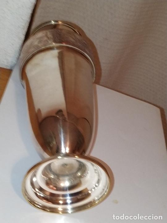 Antig&uuml;edades: florero plateado con greca hacia 1920 - Foto 3
