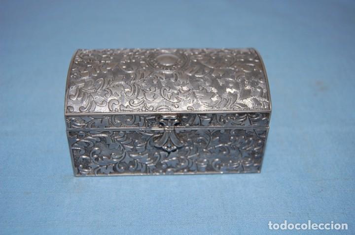 Antig&uuml;edades: CAJA EN METAL PLATEADO - Foto 1