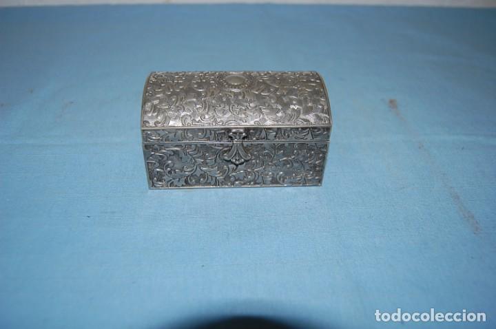 Antig&uuml;edades: CAJA EN METAL PLATEADO - Foto 2