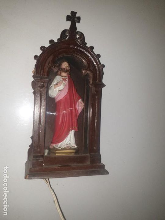 Antig&uuml;edades: MINI CAPILLA DE MADERA CON FIGURA CRISTO - Foto 1