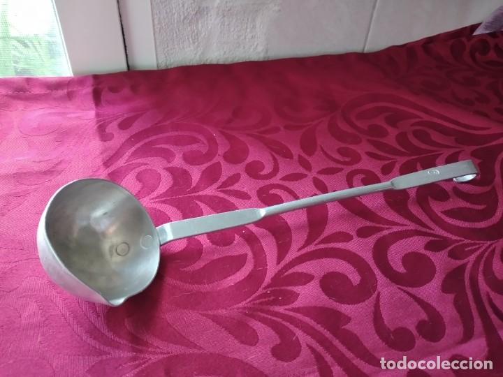 Antig&uuml;edades: Antiguo cucharon de aluminio. - Foto 2