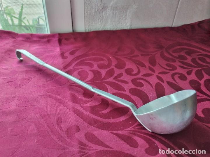 Antig&uuml;edades: Antiguo cucharon de aluminio. - Foto 3