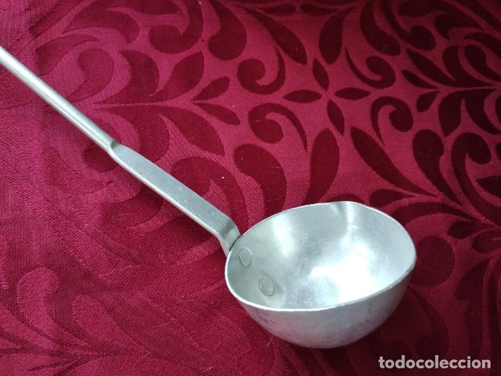 Antig&uuml;edades: Antiguo cucharon de aluminio. - Foto 4