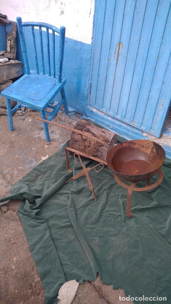 Antig&uuml;edades: sarten trebedes y tenaza - Foto 1