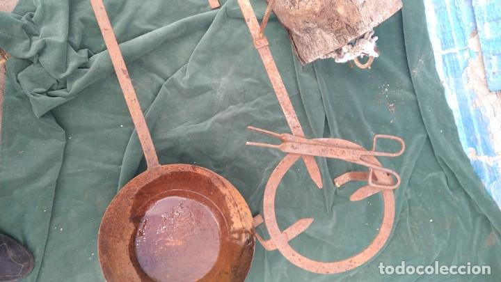 Antig&uuml;edades: sarten trebedes y tenaza - Foto 3