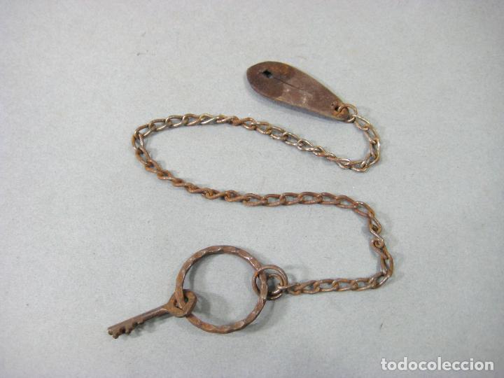 Antiquit&eacute;s: CURIOSA CADENA LLAVERO CON CUERO Y LLAVE DE UN ANTIGUO CANDADO