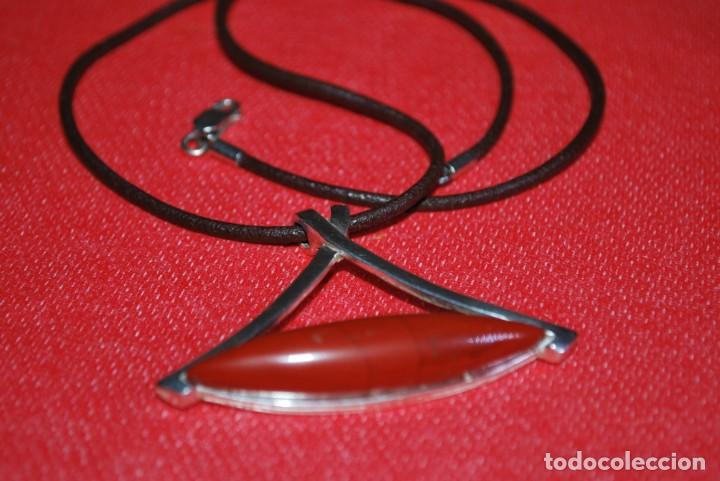 Antig&uuml;edades: Colgante de plata con piedra . - Foto 1