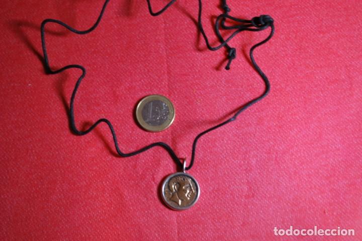 Antig&uuml;edades: Colgante de plata con imitaci&oacute;n de moneda . - Foto 1