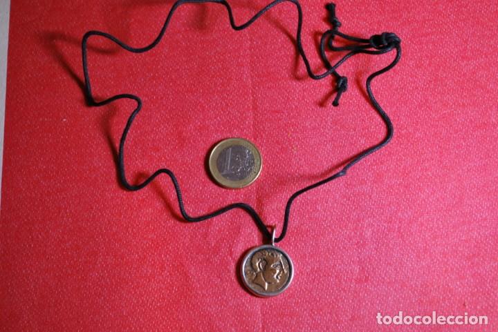 Antig&uuml;edades: Colgante de plata con imitaci&oacute;n de moneda . - Foto 2