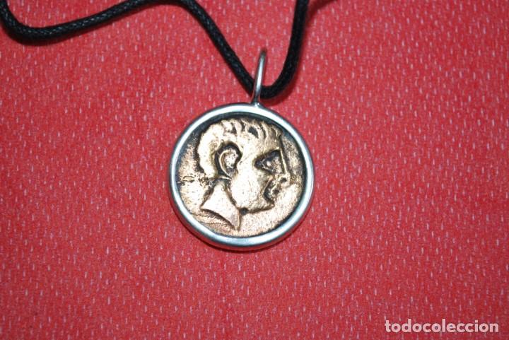 Antig&uuml;edades: Colgante de plata con imitaci&oacute;n de moneda . - Foto 4