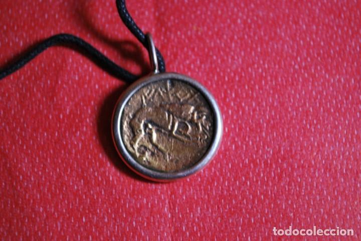 Antig&uuml;edades: Colgante de plata con imitaci&oacute;n de moneda . - Foto 6
