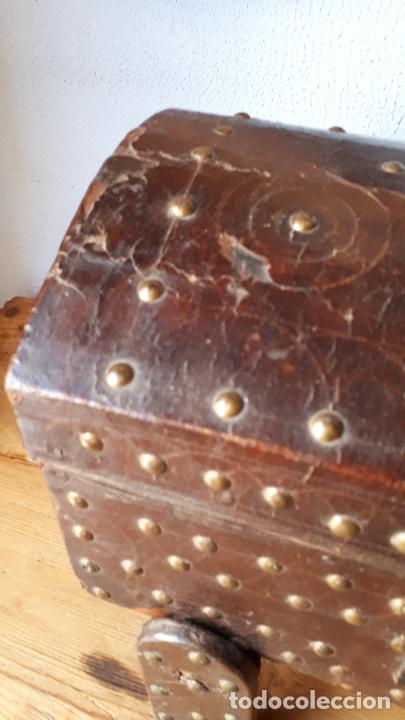Antig&uuml;edades: Arca encorada y tachonada. Siglo XVIII. - Foto 2