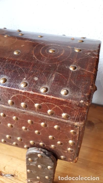 Antig&uuml;edades: Arca encorada y tachonada. Siglo XVIII. - Foto 4
