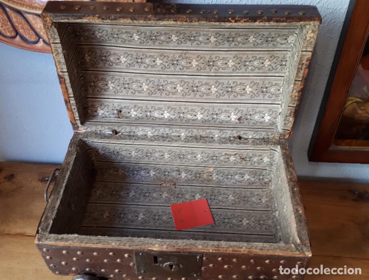 Antig&uuml;edades: Arca encorada y tachonada. Siglo XVIII. - Foto 5