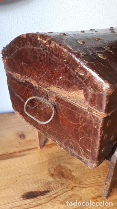 Antig&uuml;edades: Arca encorada y tachonada. Siglo XVIII. - Foto 10