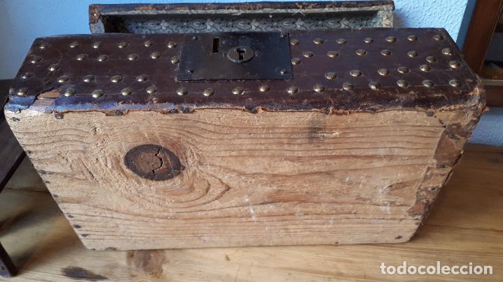 Antig&uuml;edades: Arca encorada y tachonada. Siglo XVIII. - Foto 12