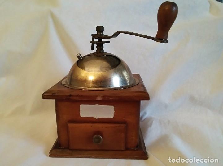 Antig&uuml;edades: Antiguo MOLINILLO DE CAF&Eacute; DE MADERA Y LAT&Oacute;N