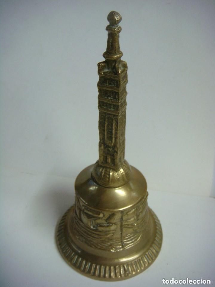 Antig&uuml;edades: CAMPANILLA DE BRONCE CON LA IMAGEN DE LA GIRALDA - Foto 2