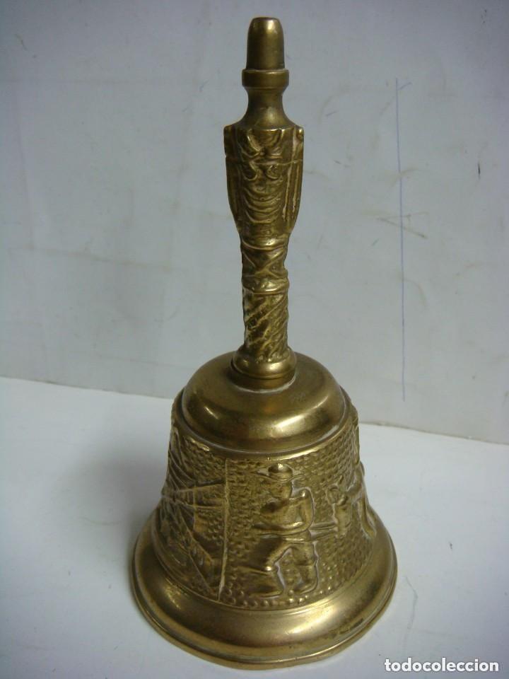Antig&uuml;edades: CAMPANILLA EN BRONCE CON DIBUJOS LABRADOS (&) - Foto 1