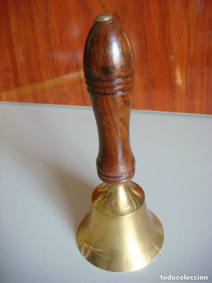 Antig&uuml;edades: CAMPANILLA EN LATON CON EL MANGO EN MADERA - Foto 1