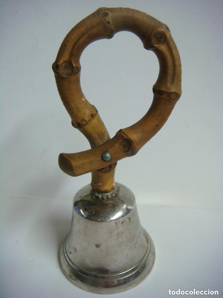 Antig&uuml;edades: CAMPANILLA CON EL MANGO DE CA&Ntilde;A MADERA - Foto 1