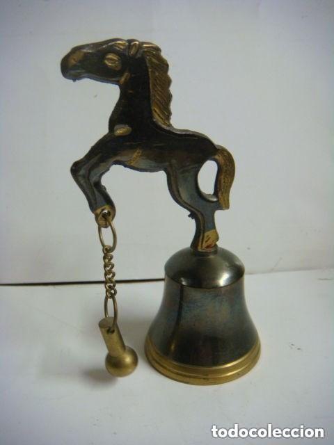 Antig&uuml;edades: CAMPANILLA ORIGINAL DE UN CABALLO - Foto 1