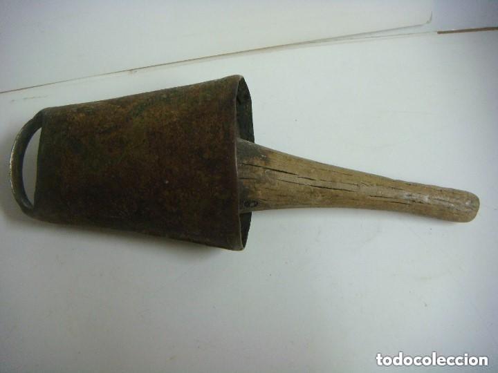 Antig&uuml;edades: CENCERRO CON EL BADAJO EN MADERA ANTIGUO-( & ) - Foto 2