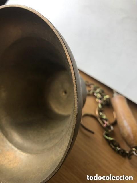 Antig&uuml;edades: CAMPANA ANTIGUA CON MARTILLO EN BRONCE ( & ) - Foto 2
