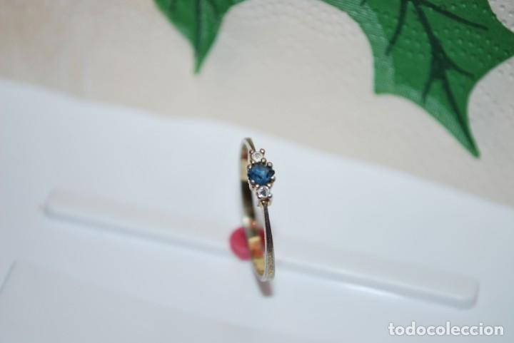 Antig&uuml;edades: Anillo de plata de LEY con tres piedras. - Foto 2