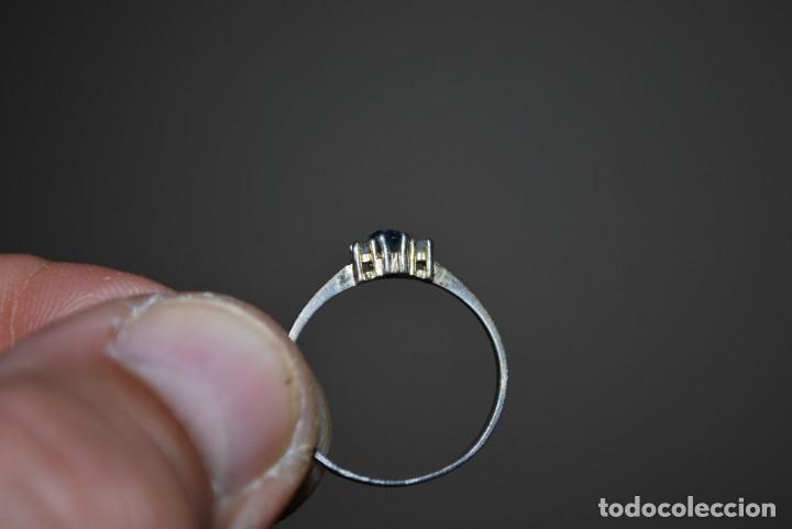 Antig&uuml;edades: Anillo de plata de LEY con tres piedras. - Foto 8