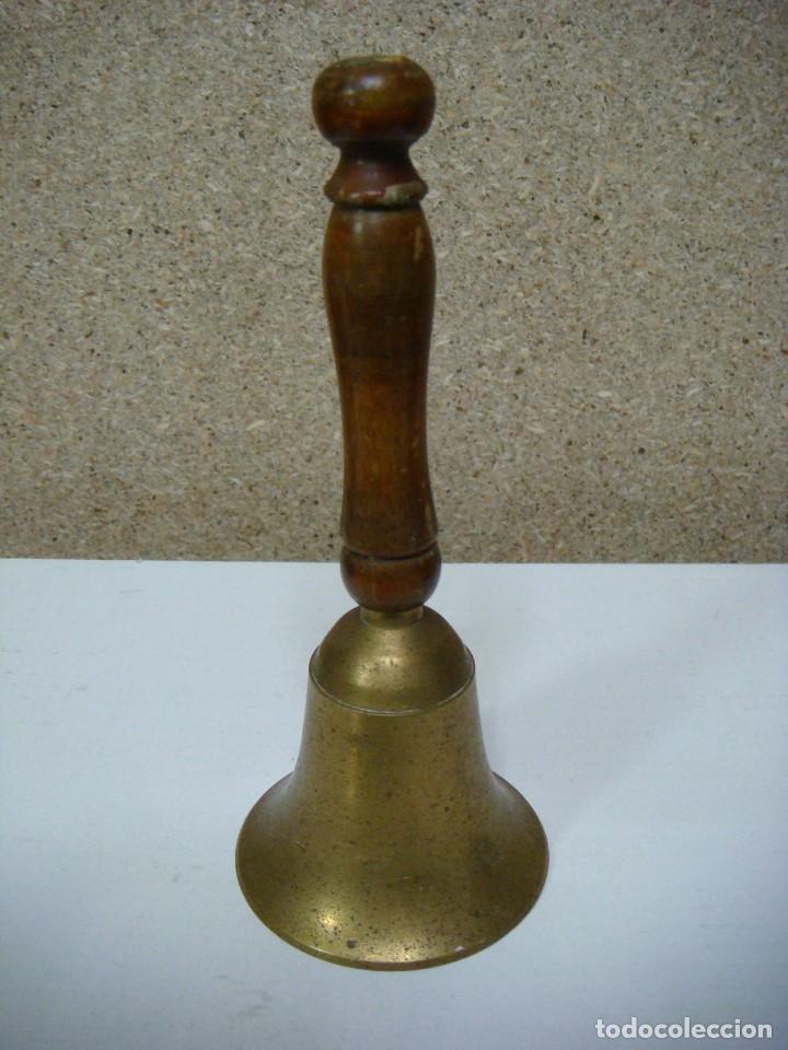 Antig&uuml;edades: CAMPANILLA N&ordm;-1 CON MANGO EN MADERA-(&) - Foto 1