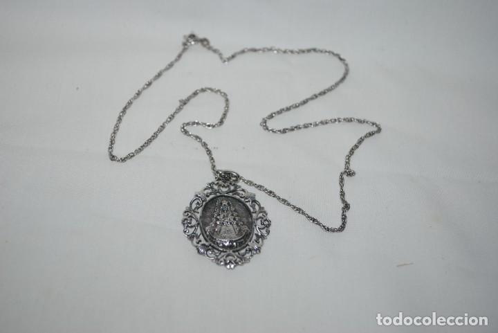 Antig&uuml;edades: CADENA Y MEDALLA DE PLATA . DE LA VIRGEN DEL ROCIO , - Foto 2