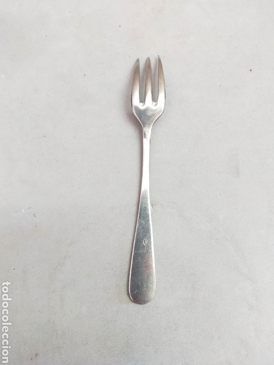 Antig&uuml;edades: TENEDOR DE POSTRE EN METAL PLATEADO. - Foto 2