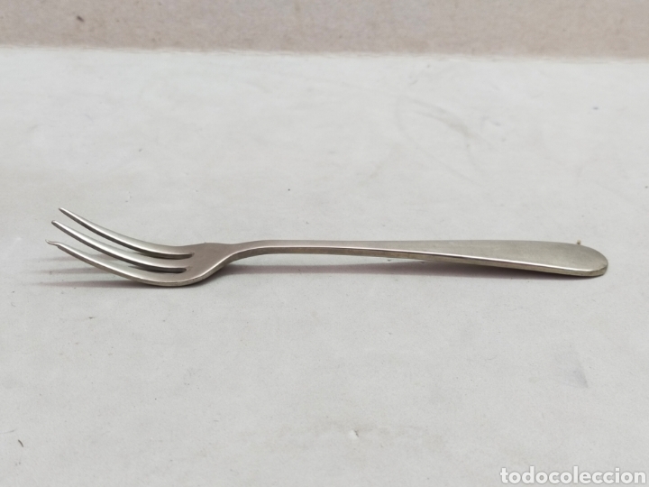 Antig&uuml;edades: TENEDOR DE POSTRE EN METAL PLATEADO. - Foto 3