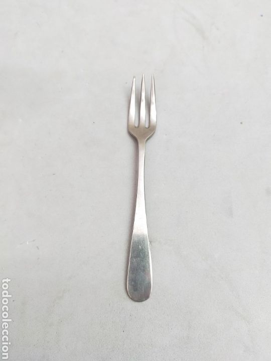 Antig&uuml;edades: TENEDOR DE POSTRE EN METAL PLATEADO. - Foto 1