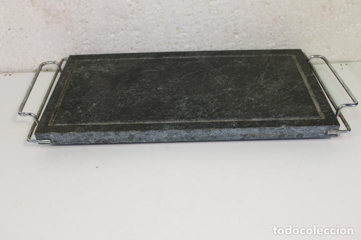 Antig&uuml;edades: piedra volcanica con soporte - Foto 1