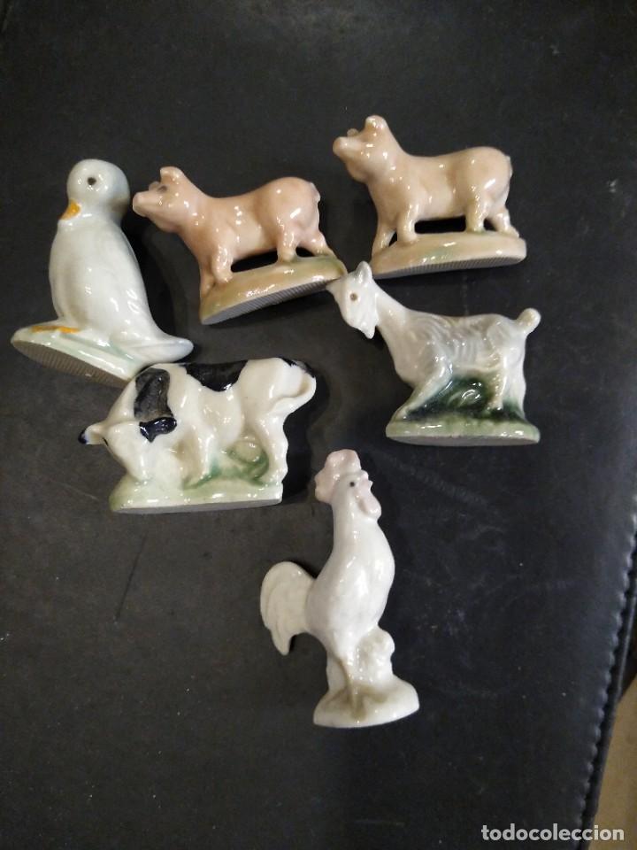 Antig&uuml;edades: 6 figuras de animales dom&eacute;sticos cerdos, vaca, gallo, cabra. Etc