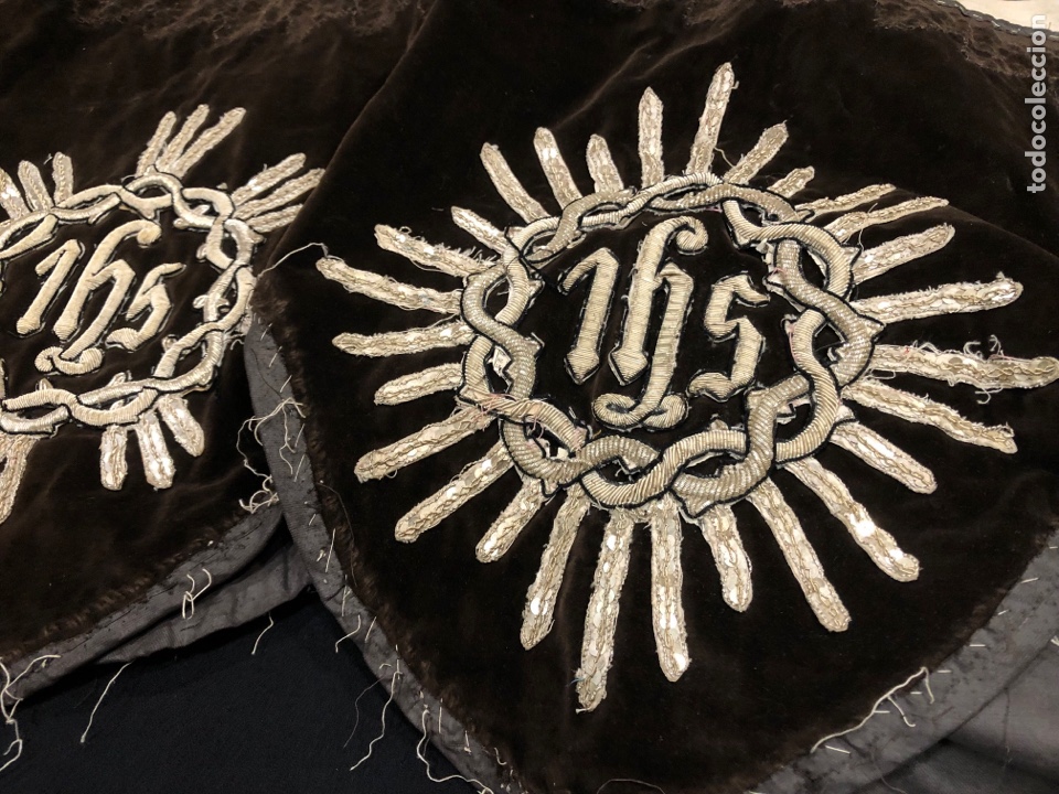 Antig&uuml;edades: 3 escudos JHS bordado en plata - Foto 2