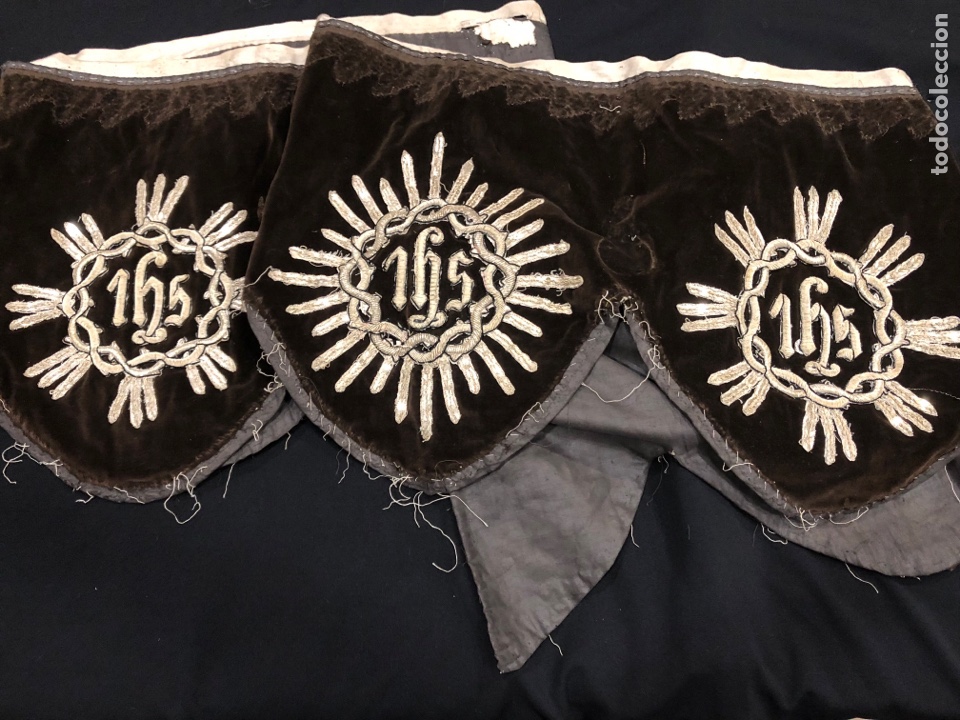 Antig&uuml;edades: 3 escudos JHS bordado en plata - Foto 1
