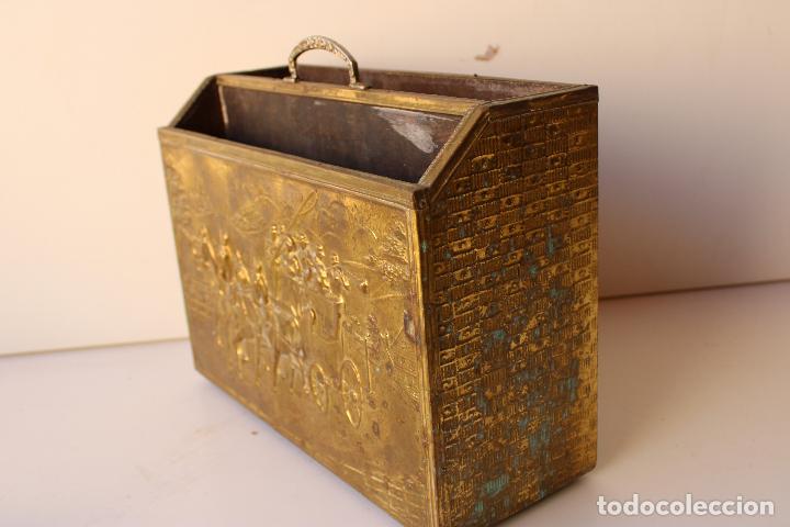 Antig&uuml;edades: revistero de lat&oacute;n repujado - Foto 3