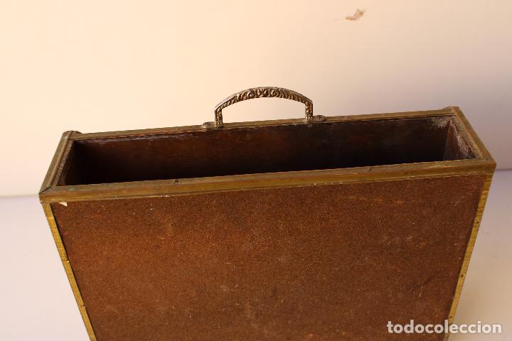 Antig&uuml;edades: revistero de lat&oacute;n repujado - Foto 4
