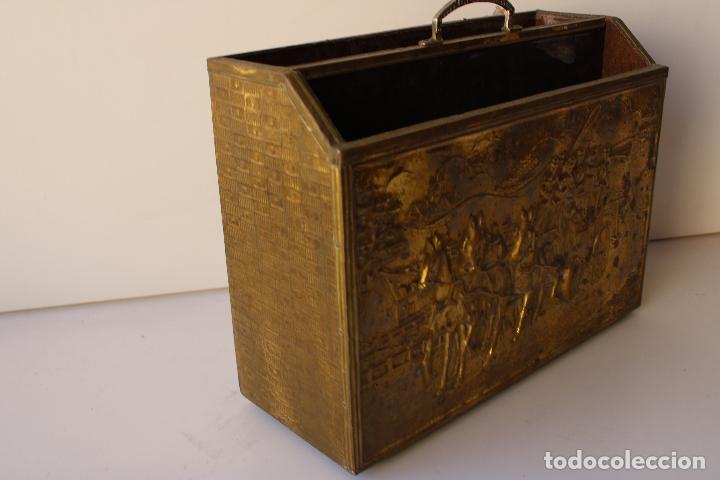 Antig&uuml;edades: revistero de lat&oacute;n repujado - Foto 5