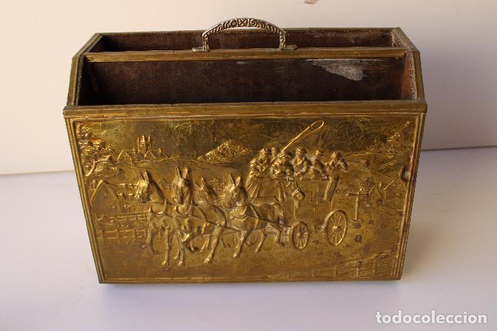 Antig&uuml;edades: revistero de lat&oacute;n repujado - Foto 6