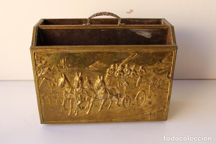 Antig&uuml;edades: revistero de lat&oacute;n repujado - Foto 1