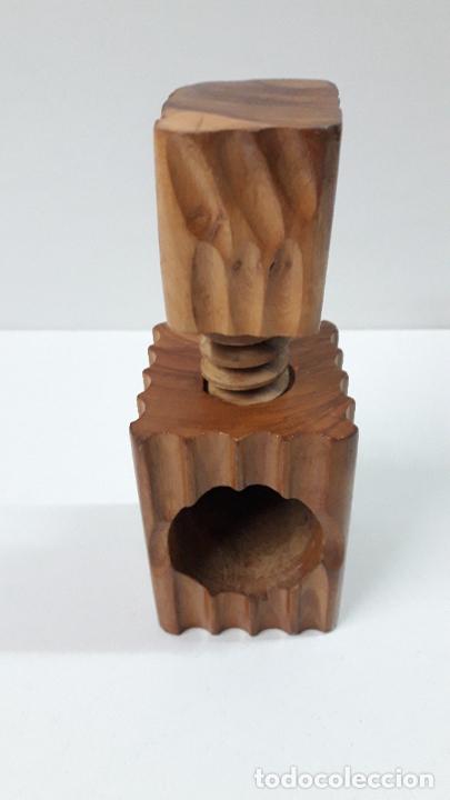 Antig&uuml;edades: CASCANUECES DE MADERA - Foto 3